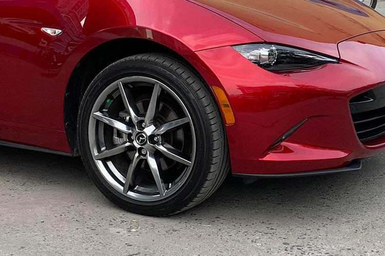 Mẫu xe mui trần này sở hữu màu sơn đỏ đặc trưng của Mazda, chi tiết mui xếp cứng cùng màu ngoại thất. Ngoài ra, còn có nhiều chi tiết sơn màu đen và bộ mâm đúc sơn tối màu. Mazda MX-5 RF 2022 còn có 1 biến thể đặc biệt khác mang tên Launch Edition sản xuất giới hạn 500 xe. 