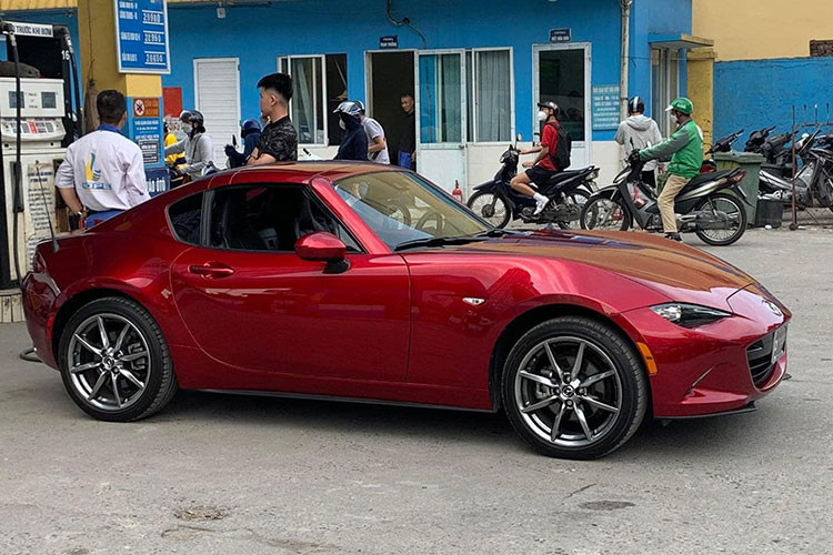 Tròn 1 tháng được công ty nhập khẩu tư nhân Hà Nội mang về nước và trưng bày tại đây, chiếc xe thể thao mui trần Mazda MX-5 RF thế hệ mới đầu tiên về Việt Nam đã bị bắt gặp ở trong TP HCM và được vận chuyển trên xe cứu hộ.
