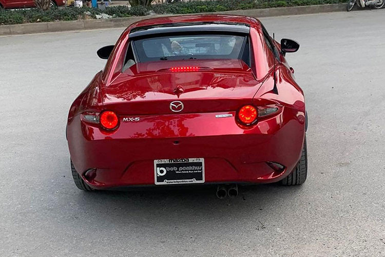 Mazda MX-5 RF sở hữu kích thước tổng thể dài, rộng và cao lần lượt 3.914 x 1.735 x 1.240 (mm), chiều dài cơ sở 2.309 mm và khoảng sáng gầm 135 mm. Như vậy, Mazda MX-5 2022 ngắn hơn 105 mm và nhẹ hơn 100 kg so với bản tiền nhiệm từng phân phối chính hãng tại thị trường Việt Nam, giúp trọng lượng xe chỉ nặng gần 1 tấn.