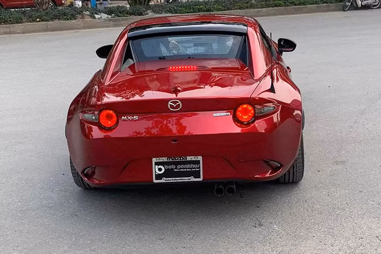 Mazda MX-5 RF sở hữu kích thước tổng thể dài, rộng và cao lần lượt 3.914 x 1.735 x 1.240 (mm), chiều dài cơ sở 2.309 mm và khoảng sáng gầm 135 mm. Như vậy, Mazda MX-5 2022 ngắn hơn 105 mm và nhẹ hơn 100 kg so với bản tiền nhiệm từng phân phối chính hãng tại thị trường Việt Nam, giúp trọng lượng xe chỉ nặng gần 1 tấn.