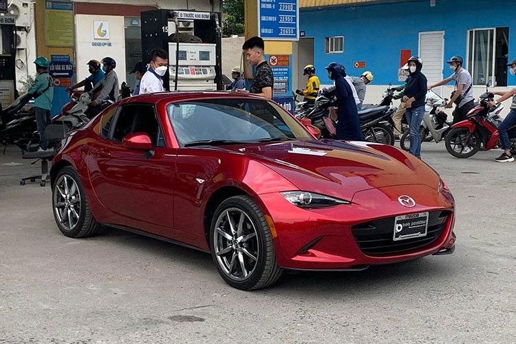 Vào giữa tháng 5/2022 vừa qua, hình ảnh chiếc xe thể thao Mazda MX-5 RF 2022 mới bản mui trần xuất hiện tại 1 công ty nhập khẩu tư nhân ở Hà Nội đã nhận được sự quan tâm không nhỏ của giới mê xe cũng như các tay chơi thích sưu tầm hàng độc.