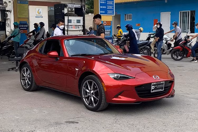 Vào giữa tháng 5/2022 vừa qua, hình ảnh chiếc xe thể thao Mazda MX-5 RF 2022 mới bản mui trần xuất hiện tại 1 công ty nhập khẩu tư nhân ở Hà Nội đã nhận được sự quan tâm không nhỏ của giới mê xe cũng như các tay chơi thích sưu tầm hàng độc.