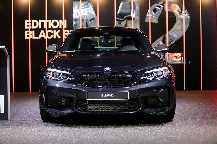So với phiên bản thông thường, trên phiên bản BMW M2 đặc biệt này được sử dụng nhiều chi tiết làm từ sợi carbon như ốp gương kính chiếu hậu, ốp sườn, bộ khuếch tán sau… Viền lưới tản nhiệt hình quả thận đều được sơn màu đen bóng, ống xả kép chrome đen.