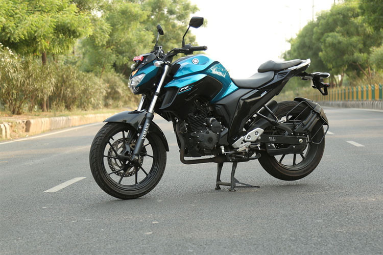 Về trang bị an toàn, lực hãm của xe bắt nguồn từ phanh đĩa có đường kính 282 mm trước và 220 mm sau. Đáng tiếc thay, mẫu naked bike này không có hệ thống chống bó cứng phanh ABS dù là tùy chọn. Trong khi đó, hệ thống treo của xe bao gồm phuộc ống lồng phía trước và giảm xóc đơn đằng sau, giống những mẫu xe FZ trước đây.