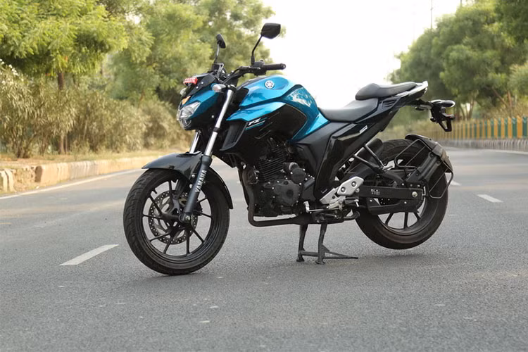 Về trang bị an toàn, lực hãm của xe bắt nguồn từ phanh đĩa có đường kính 282 mm trước và 220 mm sau. Đáng tiếc thay, mẫu naked bike này không có hệ thống chống bó cứng phanh ABS dù là tùy chọn. Trong khi đó, hệ thống treo của xe bao gồm phuộc ống lồng phía trước và giảm xóc đơn đằng sau, giống những mẫu xe FZ trước đây.