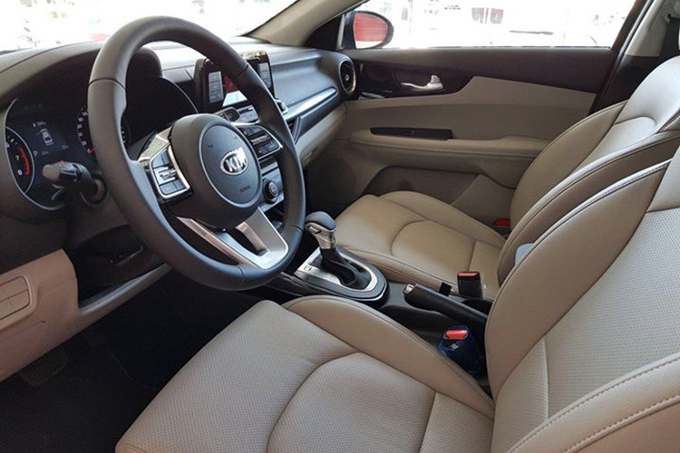 Kia Cerato 2019 tại Việt Nam cũng sẽ được trang bị đế sạc điện thoại chuẩn Qi tích hợp sạc không dây. Tuy nhiên, cả hai phiên bản Kia Cerato 2019 mới này đều vẫn đi kèm điều hòa và phanh đỗ xe chỉnh tay. Trang bị an toàn trên xe cũng không có sự thay đổi, gồm hỗ trợ phanh (ABS, EBD, BA), cân bằng điện tử, hỗ trợ khởi hành ngang dốc, camer biến lùi, camera lùi và 6 túi khí.
