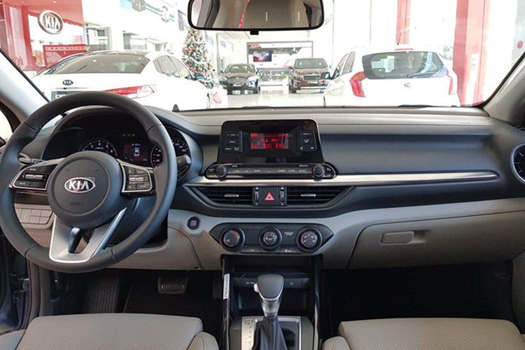 Bên trong xe, bảng táp-lô được thiết kế lấy cảm hứng từ mẫu Stinger, với các cửa gió hình tròn, các gờ, mép được bo tròn mềm mại và kiểu bố trí các chi tiết chạy ngang theo phong cách tối giản, ít nút điều khiển. Trang bị giải trí là một màn hình cảm hứng dạng máy tính bảng 8 inch, có khả năng tương thích với Apple CarPlay và Android Auto.