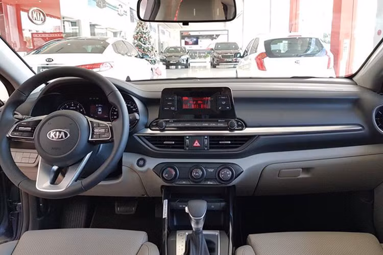 Bên trong xe, bảng táp-lô được thiết kế lấy cảm hứng từ mẫu Stinger, với các cửa gió hình tròn, các gờ, mép được bo tròn mềm mại và kiểu bố trí các chi tiết chạy ngang theo phong cách tối giản, ít nút điều khiển. Trang bị giải trí là một màn hình cảm hứng dạng máy tính bảng 8 inch, có khả năng tương thích với Apple CarPlay và Android Auto.