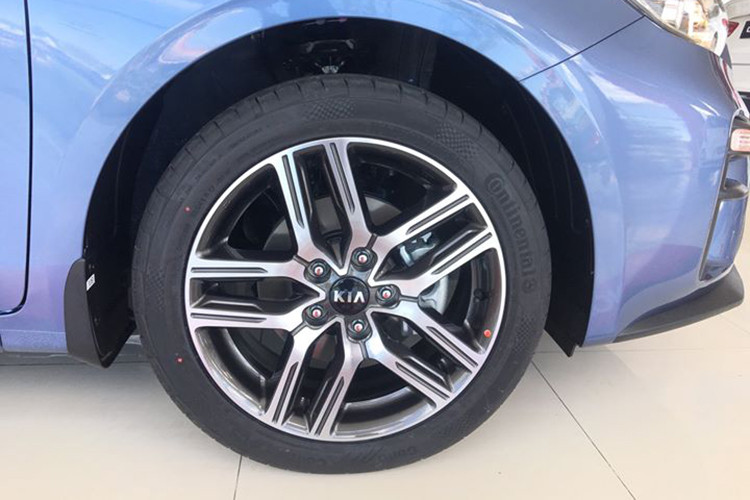 Bên sườn của cả xe xuất hiện bộ vành hợp kim 5 chấu kép, gương ngoại thất tích hợp đèn báo rẽ. Hệ thống treo trước loại Mcpherson, hệ thống treo sau loại thanh xoắn. Phanh trước và sau đều là loại phanh đĩa. Lốp trước và sau trên cả 4 phiên bản đều là loại 225/45 R17.