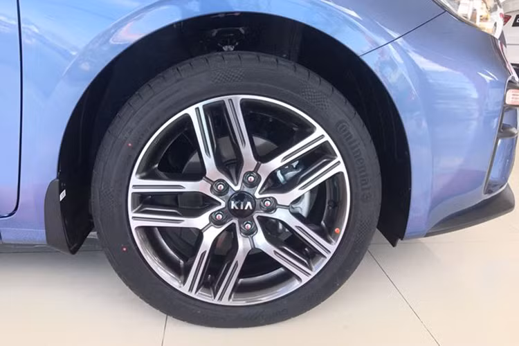 Bên sườn của cả xe xuất hiện bộ vành hợp kim 5 chấu kép, gương ngoại thất tích hợp đèn báo rẽ. Hệ thống treo trước loại Mcpherson, hệ thống treo sau loại thanh xoắn. Phanh trước và sau đều là loại phanh đĩa. Lốp trước và sau trên cả 4 phiên bản đều là loại 225/45 R17.