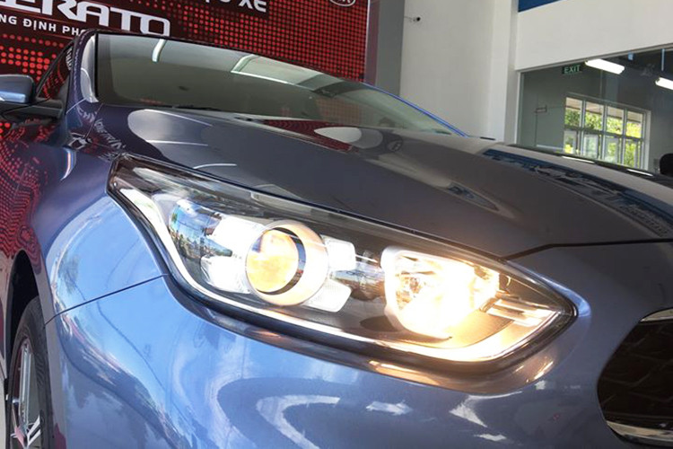 Kia Cerato 2019 mới sở hữu lưới tản nhiệt không thay đổi nhiều được mạ viện crom bắt mắt, đèn sương mù hình tròn của xe tích hợp bên trong hốc gió. Phiên bản thấp hơn không có đèn sương mù trước. Hai bên hốc gió còn có hốc hình thang ngược với đèn báo rẽ màu vàng nằm trên đỉnh.