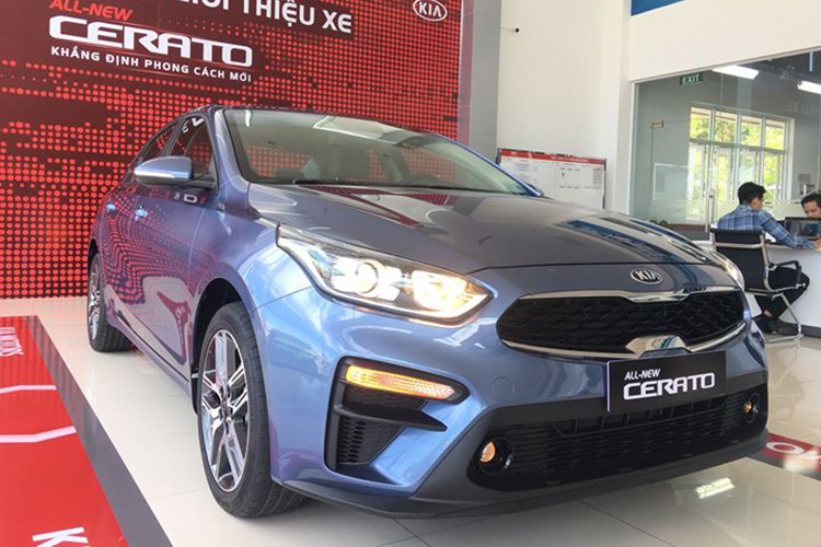 Các phiên bản của xe có thiết kế ngoại thất gần như giống hệt nhau và khó phân biệt. Kích thước Cerato mới lớn hơn bản cũ. Chiều dài tăng 80 mm, rộng hơn 20 mm và chiều cao cũng nhỉnh hơn 5 mm. Khung gầm mới được giới thiệu là cứng hơn nhờ 54% thép cường lực.