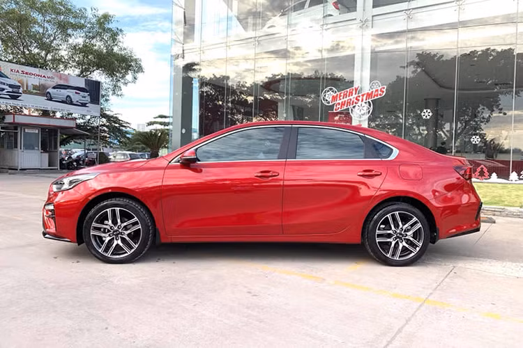 Với từng phiên bản, trọng lượng của xe cũng sẽ khác nhau. Bản 1.6MT base nặng 1.210kg, bản 1.6MT đủ có trọng lượng 1.270 kg, bản 1.6AT trọng lượng 1.270 kg và bản 2.0AT có trọng lượng 1.320 kg. Hệ thống treo trước loại Mcpherson, hệ thống treo sau loại thanh xoắn. Phanh trước và sau đều là loại phanh đĩa kèm chống bó cứng ABS.