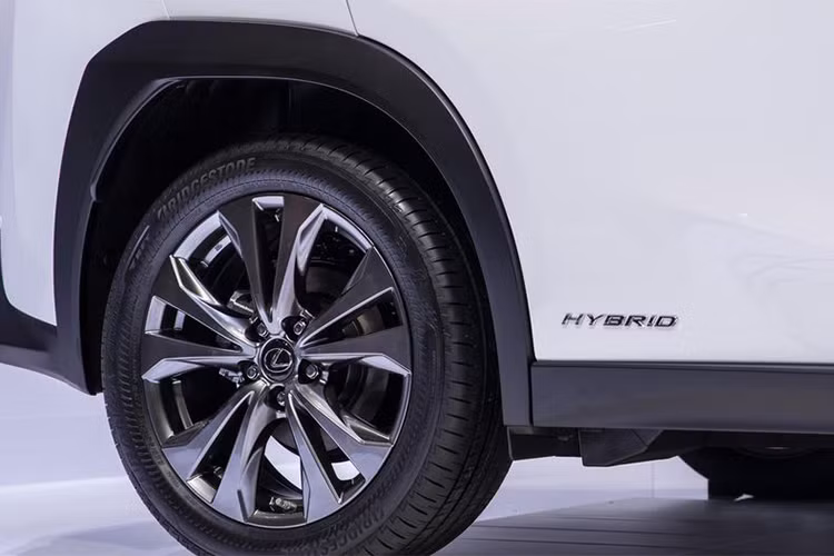 Nhờ kết cấu nền tảng GA-C mới, mẫu xe Lexus UX 2019 có khung sườn cứng vững và trọng tâm thấp, tối ưu độ ổn định linh hoạt cho vận hành. Xe có hệ thống treo trước MacPherson và treo sau Wishbone kép, hệ thống lái trợ lực điện EPS tương tự như đàn anh Lexus NX.