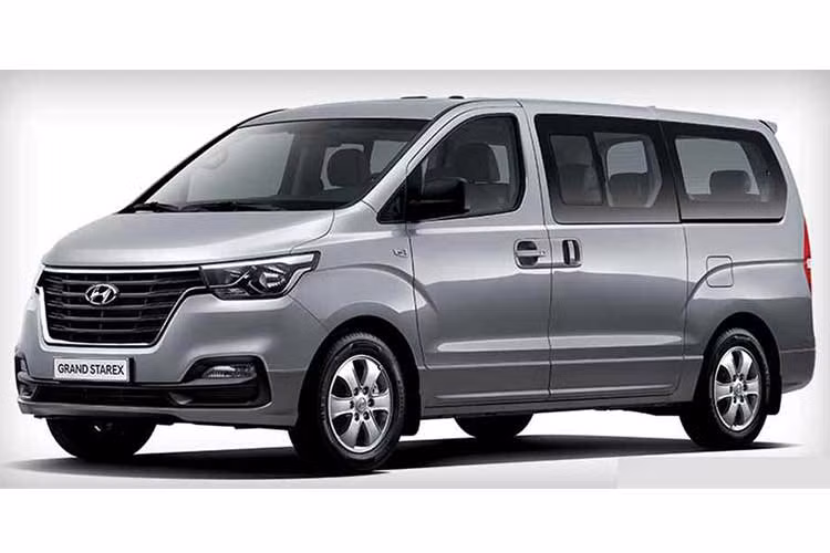 Hyundai Grand Starex 2018 với thiết kế hoàn toàn mới tại thị trường Hàn Quốc có giá bán công bố từ khoảng 19.400 USD (tương đương 440 triệu đồng). Việc nâng cấp giúp cho Starex có thêm sức cạnh tranh với "đối thủ" đồng hương của mình là Kia Sedona.