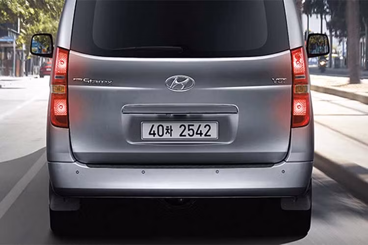 Hãng xe ôtô Hyundai đã nâng phần nắp ca-pô cao hơn đôi chút để giảm tác động tới khách bộ hành trong trường hợp xảy ra va chạm. Trong khi đó ở phía sau không có nhiều thay đổi, đáng chú ý nhất là cụm đèn hậu được chuyển sang đèn LED cùng vị trí gắn biển số được điều chỉnh.