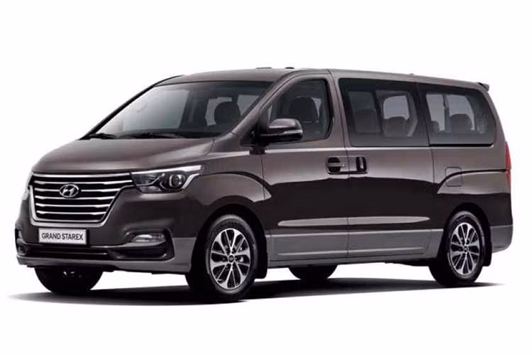 Dù chỉ là bản cải tiến và nâng cấp nhưng Hyundai Grand Starex 2018 lại có nhiều thay đổi khiến người ta nghĩ rằng đây là thế hệ hoàn toàn mới. Cụ thể thiết kế gần như thay đổi ở mặt trước với mặt nạ phía trước mới, hiện đại với lưới tải nhiệt đa tầng, đi kèm cùng cụm đèn pha projector sắc sảo, cản trước năng động và đèn sương mù thiết kế mới.