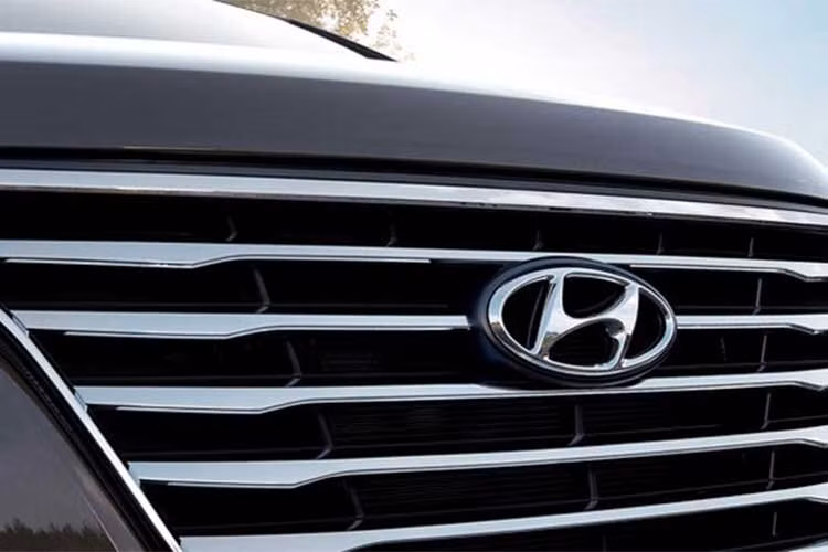 Grand Starex mới sử dụng động cơ máy dầu 2.5L công suất 140 mã lực, mô-men xoắn 353 Nm ở bản số sàn và 175 mã lực, mô-men xoắn cực đại 451 Nm ở bản số tự động. Ngoài ra, khách hàng có thêm tuỳ chọn động cơ 2.4L LPi công suất 159 mã lực, mô-men xoắn 225 Nm.