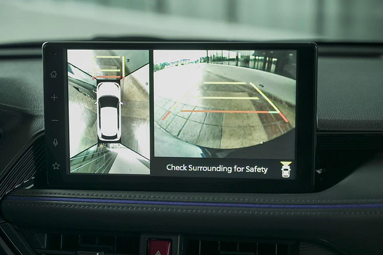 Điểm nhấn tiếp theo là trang bị an toàn. Bên cạnh camera 360, 4 cảm biến trước/sau và 6 túi khí, xe còn có gói công nghệ an toàn chủ động Toyota Safety Sense. Gói này sẽ bao gồm các tính năng như cảnh báo tiền va chạm (PCS), hỗ trợ giữ làn (LKC), đèn chiếu xa tự động (AHB), kiểm soát hành trình chủ động (ACC), cảnh báo phương tiện phía trước khởi hành (FDA) và kiểm soát vận hành chân ga (PMC).