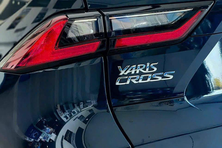 Thiết kế xe với phong cách thừa hưởng nhiều từ mẫu xe đàn anh Highlander và RAV4 theo thừa nhận của Toyota. Dù vậy, có vẻ như cơ sở khung gầm vẫn sử dụng trên nền tảng của Daihatsu. Điều này dễ nhận ra khi bước vào bên trong nội thất đậm "chất" Veloz.