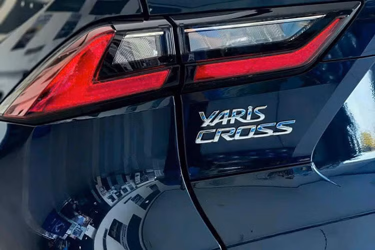 Thiết kế xe với phong cách thừa hưởng nhiều từ mẫu xe đàn anh Highlander và RAV4 theo thừa nhận của Toyota. Dù vậy, có vẻ như cơ sở khung gầm vẫn sử dụng trên nền tảng của Daihatsu. Điều này dễ nhận ra khi bước vào bên trong nội thất đậm "chất" Veloz.