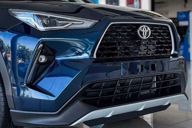 Trang bị bên ngoài xe có khá nhiều tiện nghi và an toàn đáng chú ý. Có thể kể đến một số trang bị nổi bật của Toyota Yaris Cross như đèn pha LED, đèn LED định vị ban ngày, đèn sương mù trước, vành hợp kim 18 inch, ăng-ten vây cá mập trên nóc và cửa cốp chỉnh điện, tích hợp cảm biến đá cốp...