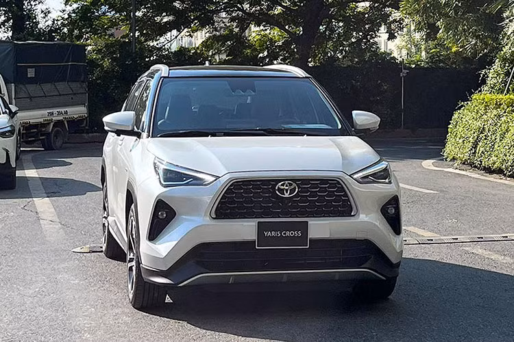 Theo kế hoạch, Toyota Yaris Cross ra mắt Việt Nam vào ngày 19/9/2023. Tuy chưa ra mắt nhưng mẫu SUV cỡ B này đã có chương trình khuyến mại chính hãng. Cụ thể, những khách hàng tiên phong mua xe và hoàn tất thanh toán trước ngày 31/12/2023 sẽ được Toyota Việt Nam tặng 50% lệ phí trước bạ nhưng không quá 37 triệu đồng với phiên bản máy xăng và không quá 42 triệu đồng với phiên bản hybrid.
