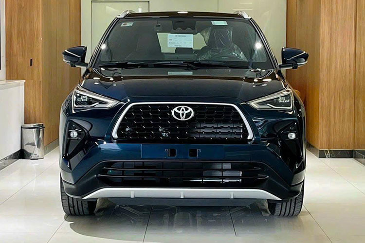 Toyota Yaris Cross ở Việt Nam cũng như các nước Đông Nam Á khác có kích thước dài 4.310mm, rộng 1.770mm và cao 1.615mm, chiều dài cơ sở 2.620mm. Với các số đo này, xe có kích thước lớn hơn Raize nhưng nhỏ hơn Corolla Cross một chút. Như vậy, xe sẽ rơi vào phân khúc hạng B đối đầu với Hyundai Creta, Kia Seltos hay Honda HR-V. 