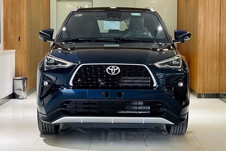 Toyota Yaris Cross ở Việt Nam cũng như các nước Đông Nam Á khác có kích thước dài 4.310mm, rộng 1.770mm và cao 1.615mm, chiều dài cơ sở 2.620mm. Với các số đo này, xe có kích thước lớn hơn Raize nhưng nhỏ hơn Corolla Cross một chút. Như vậy, xe sẽ rơi vào phân khúc hạng B đối đầu với Hyundai Creta, Kia Seltos hay Honda HR-V. 