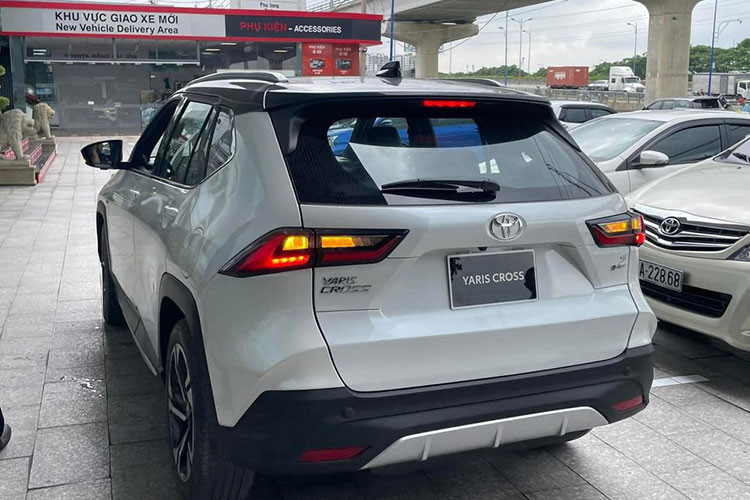 Như thông tin đã đưa, Toyota Yaris Cross tại Việt Nam sẽ có 2 phiên bản là máy xăng và hybrid. Hiện giá bán của mẫu SUV cỡ B này tại Việt Nam chưa được công bố. Tuy nhiên, theo nhân viên tư vấn bán hàng tại đại lý, phiên bản máy xăng sẽ có giá 740 triệu đồng trong khi con số tương ứng của bản phiên hybrid là 840 triệu đồng.