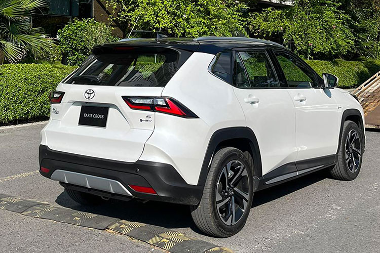 Thứ hai là hệ truyền động hybrid, bao gồm máy xăng 4 xi-lanh, dung tích 1.5L, tạo ra công suất tối đa 89 mã lực và mô-men xoắn cực đại 121 Nm. Động cơ kết hợp với mô-tơ điện mạnh 79 mã lực và 141 Nm, hộp số e-CVT cũng như pin lithium-ion.