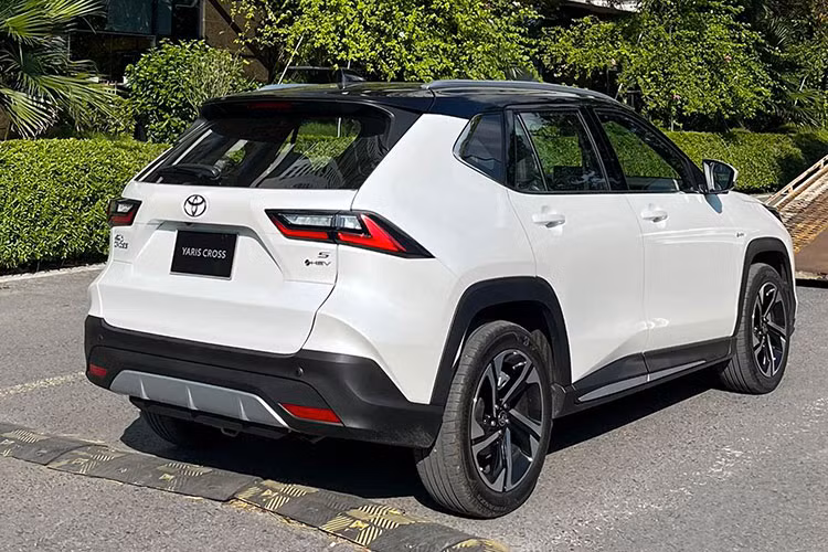 Thứ hai là hệ truyền động hybrid, bao gồm máy xăng 4 xi-lanh, dung tích 1.5L, tạo ra công suất tối đa 89 mã lực và mô-men xoắn cực đại 121 Nm. Động cơ kết hợp với mô-tơ điện mạnh 79 mã lực và 141 Nm, hộp số e-CVT cũng như pin lithium-ion.