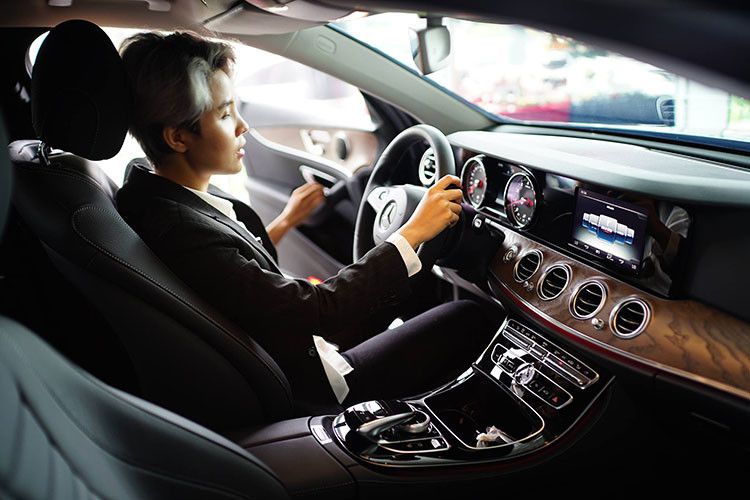 E200 sở hữu trục cơ sở và chiều dài tổng thể lần lượt dài hơn 65 mm và 43 mm so với mẫu xe tiền nhiệm. Được "chấp bút" từ ngôn ngữ Sensual Purity, chiếc xe sở hữu nắp ca-pô kéo dài, khoang hành khách đẩy về phía sau cùng thiết kế vòm cửa dạng coupé không thể nhầm lẫn.