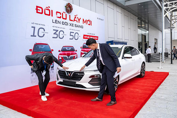 Loat chinh sach chua tung co vuc day thi truong oto Viet 2020