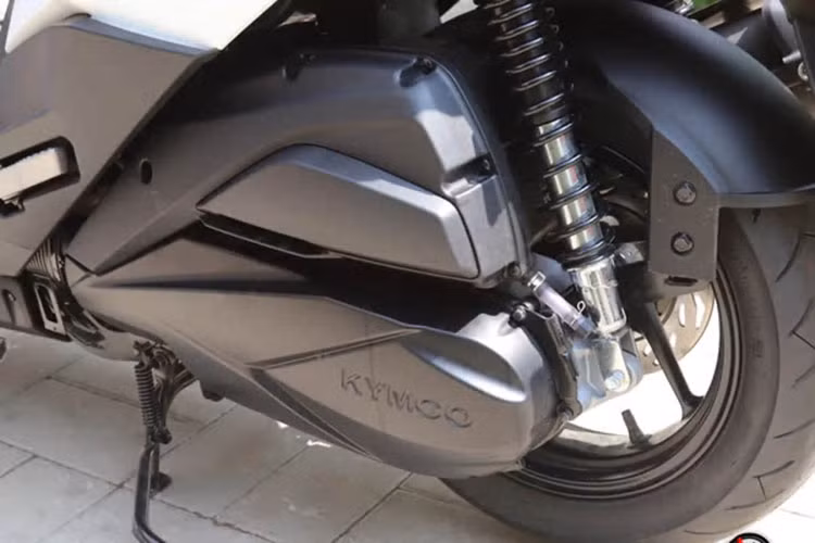 Xe được trang bị phanh đĩa ở cả hai bánh, tích hợp hệ thống chống bó cứng phanh (ABS) 2 kênh và kiểm soát lực kéo (TCS), giúp người lái tự tin trên mọi cung đường.