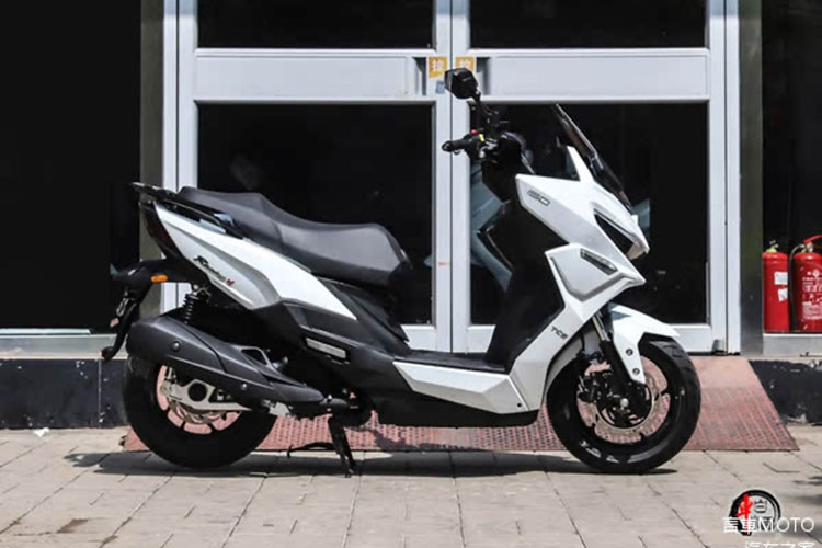 Mẫu xe ga Kymco Racing H150 2025 có chiều cao yên xe 780 mm, thấp hơn 10 mm so với phiên bản trước, trong khi khoảng sáng gầm xe vẫn giữ nguyên ở mức 135 mm. Trọng lượng không tải của xe đã giảm từ 148 kg xuống còn 143 kg, tạo cảm giác nhẹ nhàng hơn cho người sử dụng.