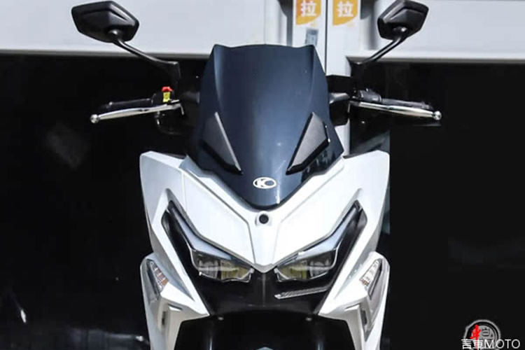 Về thiết kế, Kymco Racing H150 2025 tiếp tục kế thừa phong cách của phiên bản tiền nhiệm với đèn pha sắc nét và cụm đèn LED hiện đại ở cả phía trước và sau. Đặc biệt, xe được trang bị tính năng tắt máy bằng cách đá chân chống bên, mang lại sự tiện lợi cho người dùng.