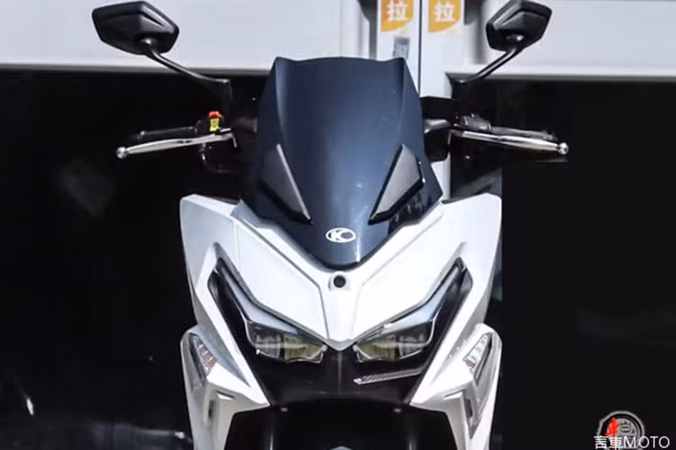 Về thiết kế, Kymco Racing H150 2025 tiếp tục kế thừa phong cách của phiên bản tiền nhiệm với đèn pha sắc nét và cụm đèn LED hiện đại ở cả phía trước và sau. Đặc biệt, xe được trang bị tính năng tắt máy bằng cách đá chân chống bên, mang lại sự tiện lợi cho người dùng.