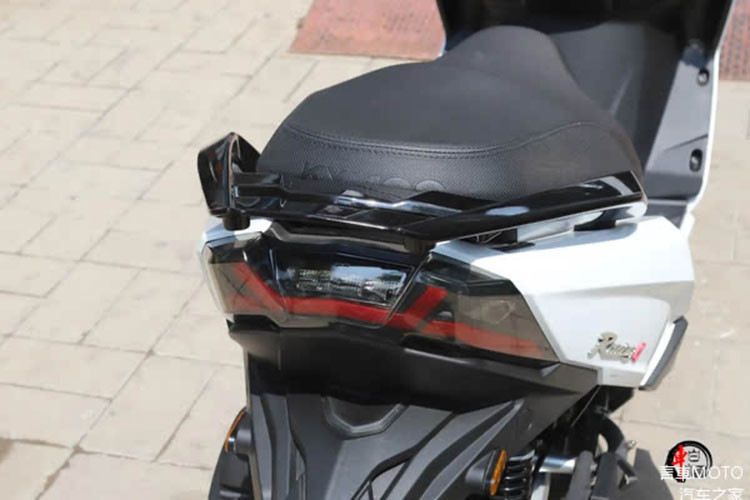 Cả bánh trước và bánh sau của Kymco Racing H150 2025 đều sử dụng vành 13 inch, với lốp kích thước 120/70-13 và 130/70-13.