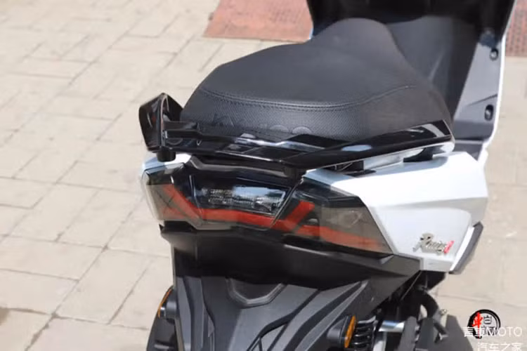 Cả bánh trước và bánh sau của Kymco Racing H150 2025 đều sử dụng vành 13 inch, với lốp kích thước 120/70-13 và 130/70-13.