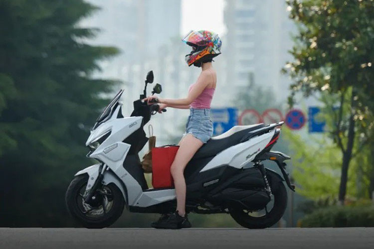 Sức mạnh của Racing H150 2025 đến từ động cơ xi-lanh đơn, làm mát bằng nước với dung tích 149cc , cho công suất tối đa 14,7 mã lực tại 8.000 vòng/phút và mô-men xoắn cực đại 13,5 Nm tại 6.000 vòng/phút. Xe có thể đạt tốc độ tối đa 104 km/h và bình xăng dung tích 7,8 lít cho phép di chuyển lên tới 300 km mỗi lần đổ đầy.