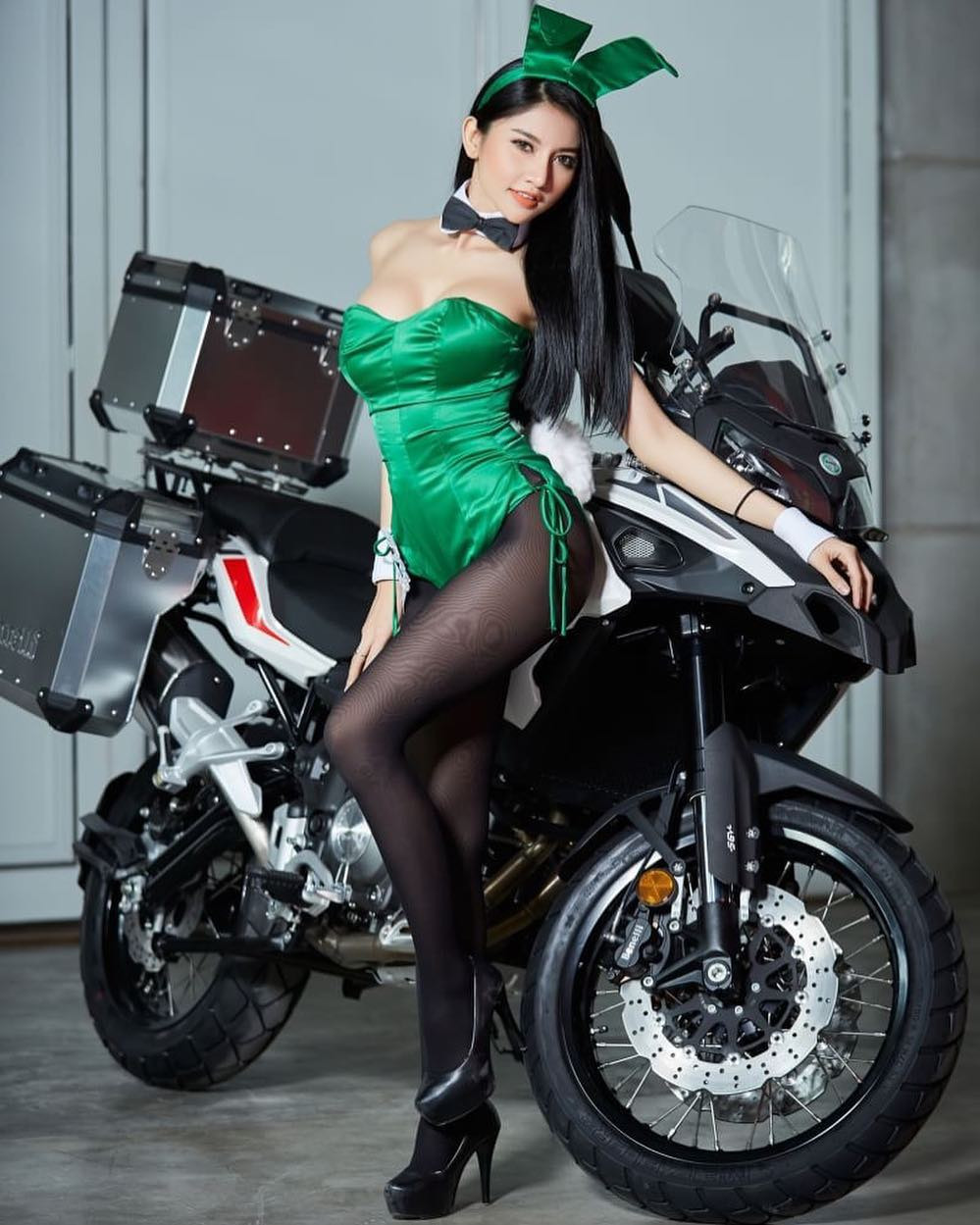 Nhìn vào thiết kế của TRK 502, nhiều người sẽ có ngay sự liên tưởng tới chiếc Ducati Multistrada Enduro cũng được ra mắt tại triển lãm EICMA 2015. Có kiểu dáng tương tự nhưng so với Multistrada Enduro, tuy nhiên về tổng thể TRK 502 sở hữu nhiều đường nét thẳng, góc cạnh và sắc sảo hơn.