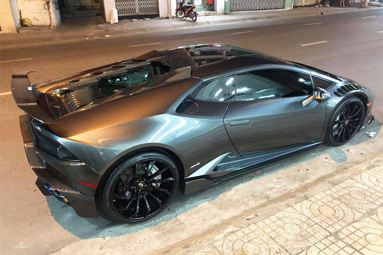 Trước khi mang gói độ bodykit Novara Edizione, Huracan LP610-4 tại Bạc Liêu từng khoác lên mình bộ body kit độ nổi tiếng khác của Vorsteiner là Verona Edizione. Đây cũng là chiếc Huarcan gắn nhiều mâm độ nhất Việt Nam với tổng 3 bộ. Đắt và hiếm nhất là mâm RS.05 V2 của hãng PUR với chỉ đúng 25 bộ được sản xuất trên toàn thế giới. 