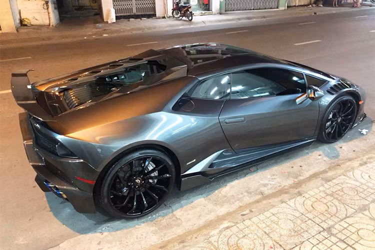 Trước khi mang gói độ bodykit Novara Edizione, Huracan LP610-4 tại Bạc Liêu từng khoác lên mình bộ body kit độ nổi tiếng khác của Vorsteiner là Verona Edizione. Đây cũng là chiếc Huarcan gắn nhiều mâm độ nhất Việt Nam với tổng 3 bộ. Đắt và hiếm nhất là mâm RS.05 V2 của hãng PUR với chỉ đúng 25 bộ được sản xuất trên toàn thế giới. 