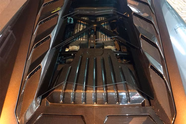 Siêu xe Lamborghini Huracan LP610-4 được trang bị động cơ V10, dung tích 5,2 lít, sản sinh công suất 610 mã lực và mô-men xoắn cực đại 560 Nm. Siêu xe này chỉ mất thời gian 3,2 giây để tăng tốc từ vị trí xuất phát lên 100 km/h trước khi đạt vận tốc tối đa 325 km/h.