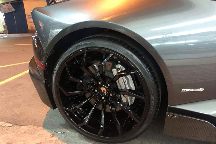 Ngoài độ bodykit của hãng Vorsteiner, mâm của Forgiato hay nắp khoang động cơ của Mansory, chiếc siêu xe Lamborghini Huracan LP610-4 đầu tiên tại miền Tây còn được chủ nhân chú trọng vào phần ống xả khi trang bị "bộ nòng" mới uy lực mới của hãng FI.