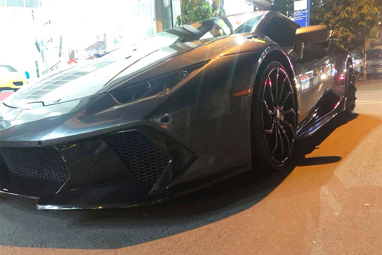 Không chỉ được độ lại body kit dữ dằn, các "phụ kiện" như mâm đa chấu Navaja-ECL của hãng Forgiato, nắp khoang động cơ bằng sợi carbon của hãng Mansory hay cánh gió đuôi cố định bằng sợi carbon trên bản độ của chiếc Huracan màu cam cũng được "sang tay" cho siêu xe Huracan LP610-4 tại Bạc Liêu.