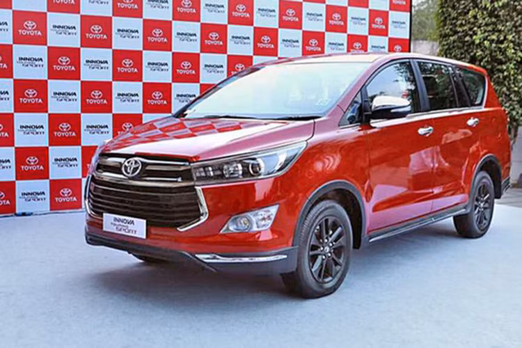 Điểm nhấn đầu tiên cần phải nhắc đến của Toyota Innova Touring Sport 2017 chính là màu sơn đỏ Wildfire mới. Ngoài ra, Toyota Innova Touring Sport 2017 còn có một tùy chọn màu sơn khác là trắng White Pearl Crystal Shine. Đi kèm với đó là bộ vành hợp kim 16 inch màu đen nhám, nẹp hốc bánh màu đen, chi tiết mạ crôm trên bậc cửa lên xuống...