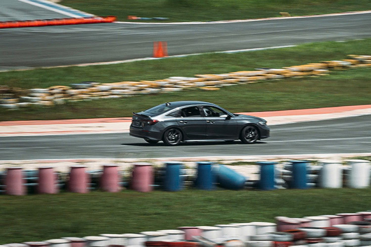 Nhờ đó, phiên bản Civic e:HEV RS sở hữu khả năng tăng tốc nhanh và mượt mà hơn, đi kèm khả năng tiết kiệm nhiên liệu lên tới 30% so với động cơ xăng 1.5L tăng áp thuần túy trên hai phiên bản G và RS còn lại. Hộp số e-CVT trên phiên bản Civic e:HEV RS cũng là điểm đáng chú ý khi có cơ chế khác hoàn toàn so với hộp số CVT truyền thống. 