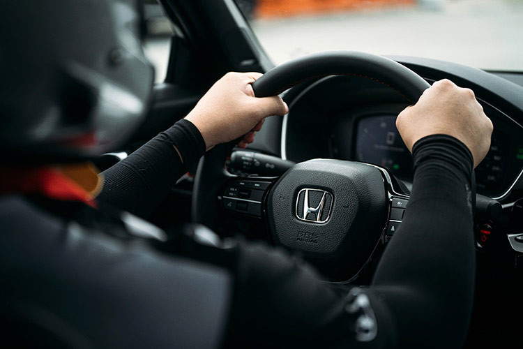 Ở chế độ cuối cùng, ly hợp sẽ kết nối động cơ xăng trực tiếp với bánh xe, bỏ qua mô-tơ điện. Lúc này, động cơ xăng sẽ vận hành trực tiếp để mang đến hiệu suất tốt nhất ở dải tốc độ cao. Ngoài ra, phiên bản Civic e:HEV RS còn được trang bị bộ mâm đa chấu kích thước 18 inch hoàn toàn mới, cùng chế độ lái Individual tương tự phiên bản hiệu năng cao Type R, giúp người dùng có thể tùy chỉnh các thông số theo ý thích.